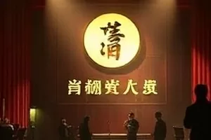 《雾港来信》雨夜码头两人对峙的剧照