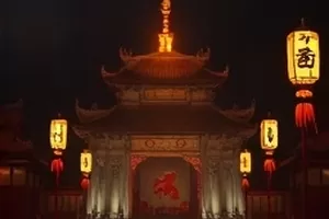 《老街糖画》手艺人勺中糖浆在石板上成画的剧照