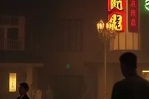 《雪线之上》风雪中行进队伍的背影剧照